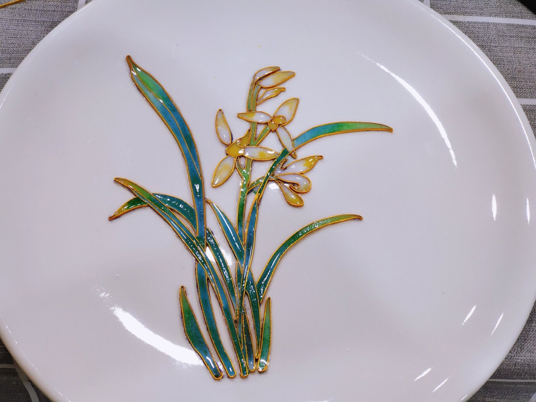 掐丝珐琅 制作步骤如下: 1. 绘制图案.