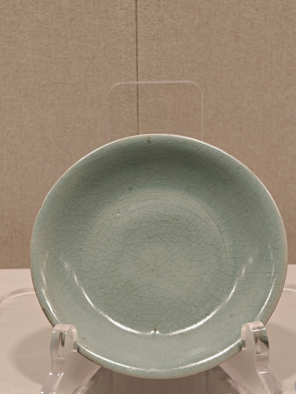 「耀世奇珍」文物赏析  #天博藏珍# 宋 汝窑天青釉盘  此件汝窑盘口沿