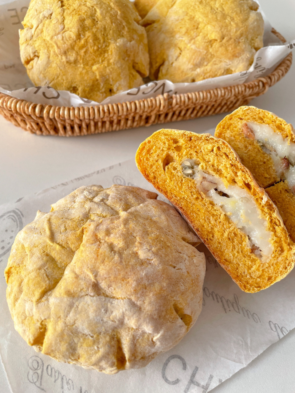 免揉面低糖低油 | 全麦南瓜麻薯欧包 刚烤出来的欧包表皮是酥脆的