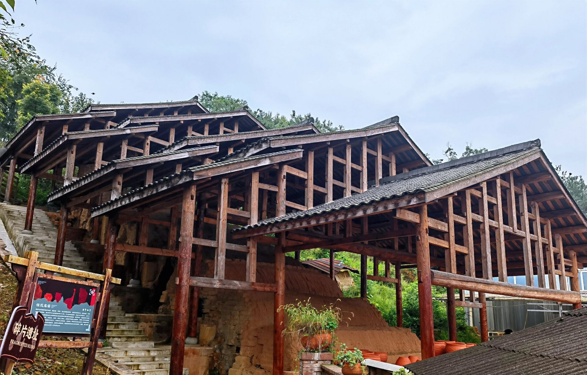 彭州·桂花龙窑 彭州市桂花镇土溪河两岸,蕴藏着质量上乘的粘土,催生