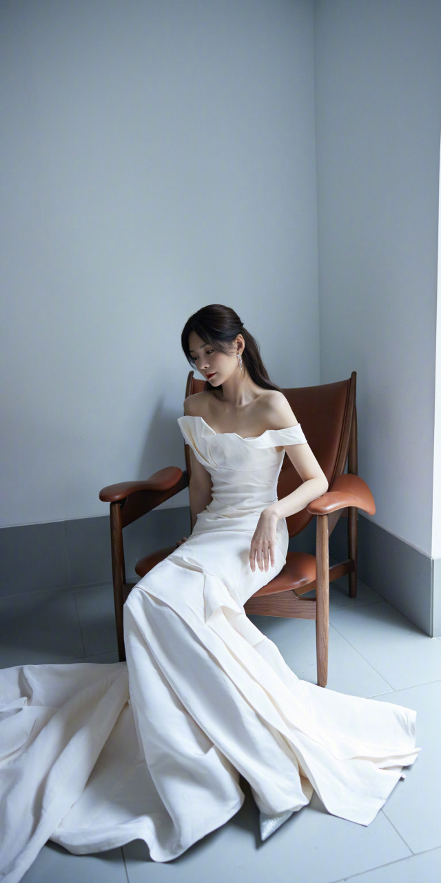 沈梦辰白色抹胸裙壁纸组图