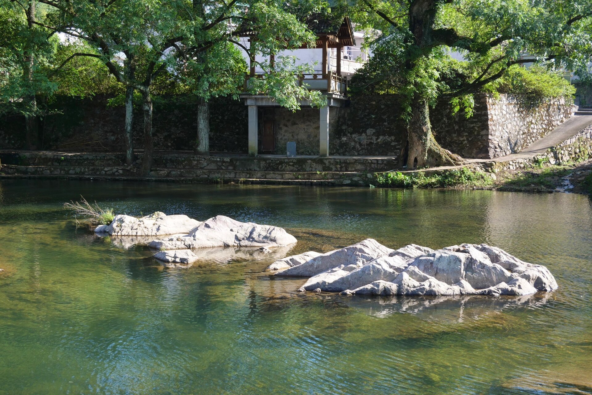 奉化大堰白粉壁村 寻找隐秘的古村落 白粉壁原为行政村,位于奉化区大