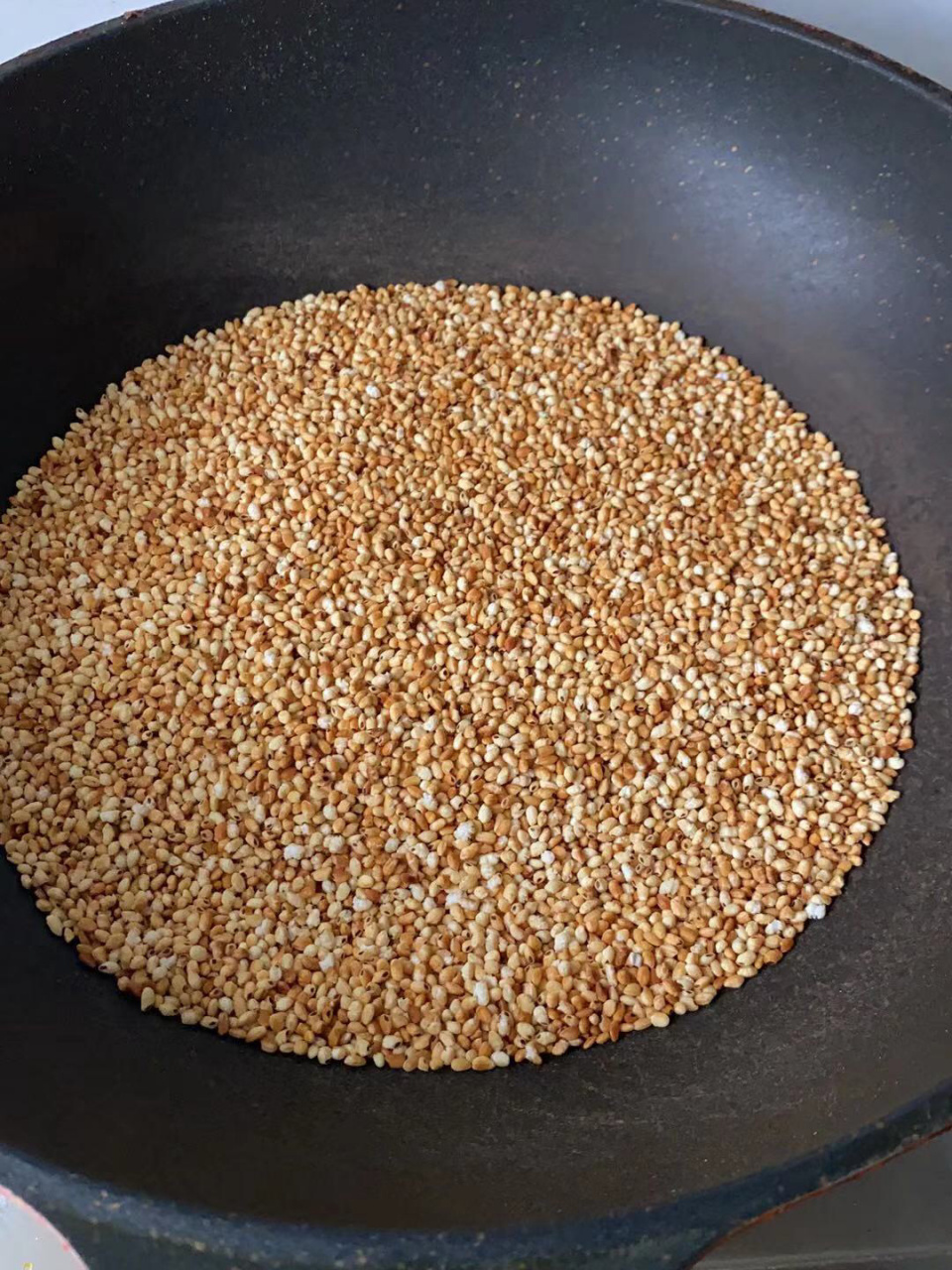 焦米茶的做法和吃法 1,取适量大米简单冲洗,晾干.