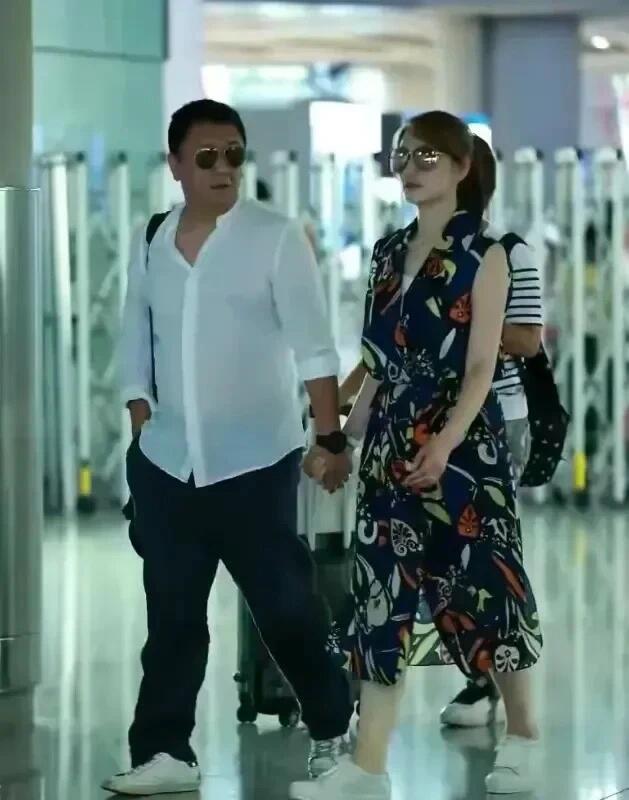 2010年6月,李小冉男友鄢颇在北京蓝岛大厦旁的百脑汇地下车库被四个