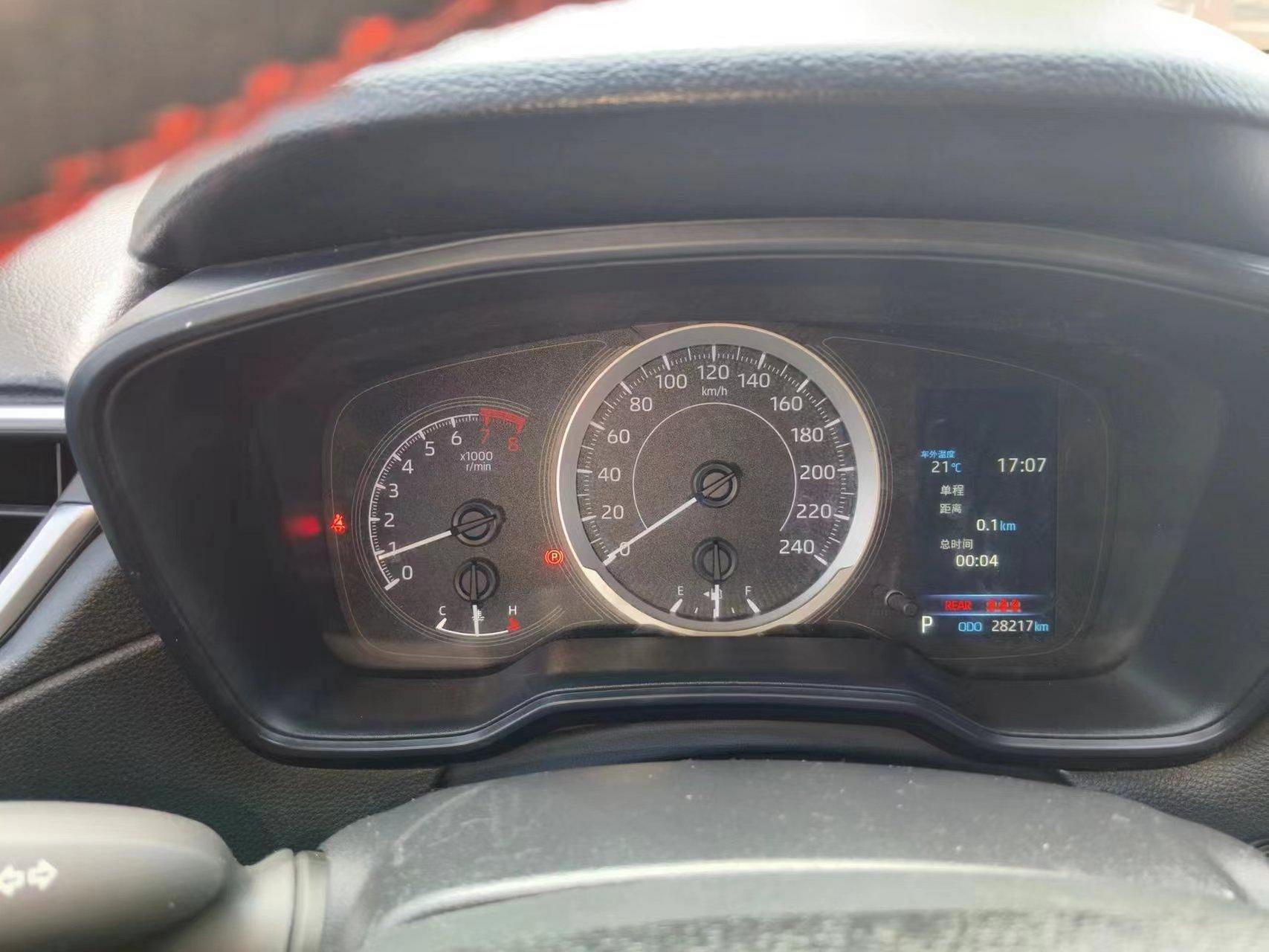 23年卡罗拉锐放尊享版  公里数:2.3万公里   2.0l  全款:8.8万.