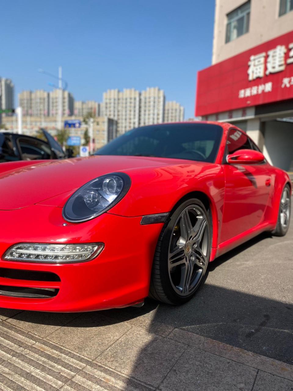 红色的911也是一代杰作.后屁股这张照片真的很好看