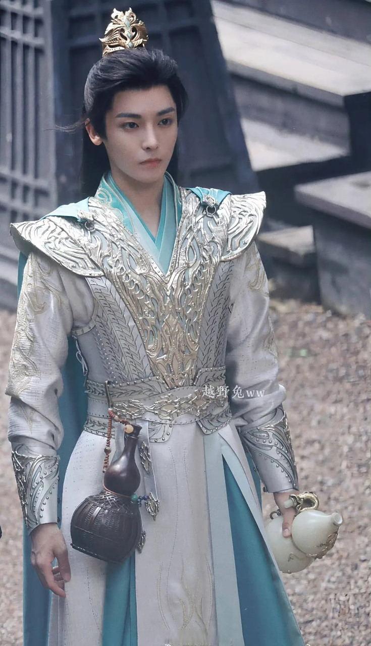 侯明昊跟罗云熙这是撞衫还是copy了,没想到古装剧也能这么像.