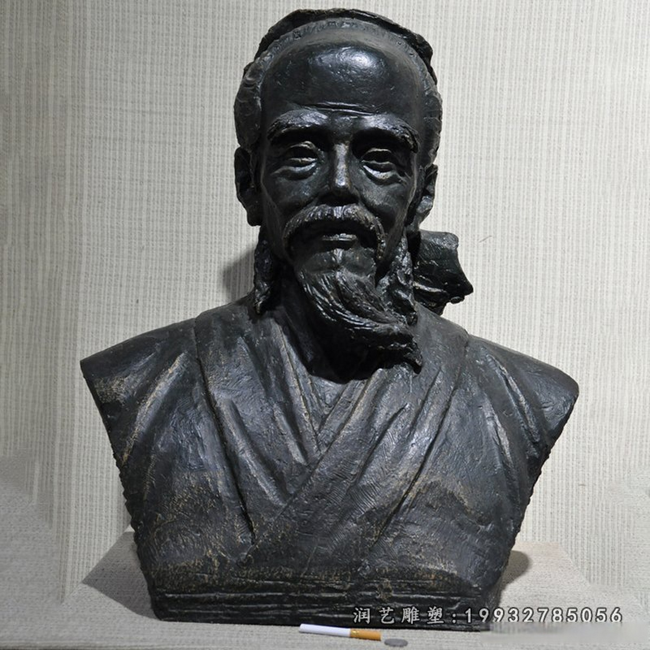 医院华佗人物铜雕  华佗不求名利,不慕富贵,使他得以集中精力于的研究