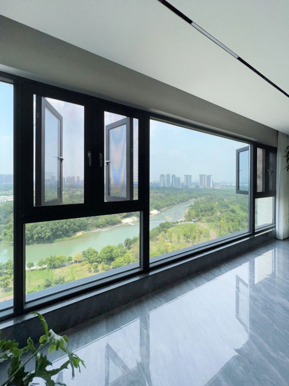 贵阳断桥铝封阳台|超亲民的全景落地窗实拍 01今天分享一组高质量