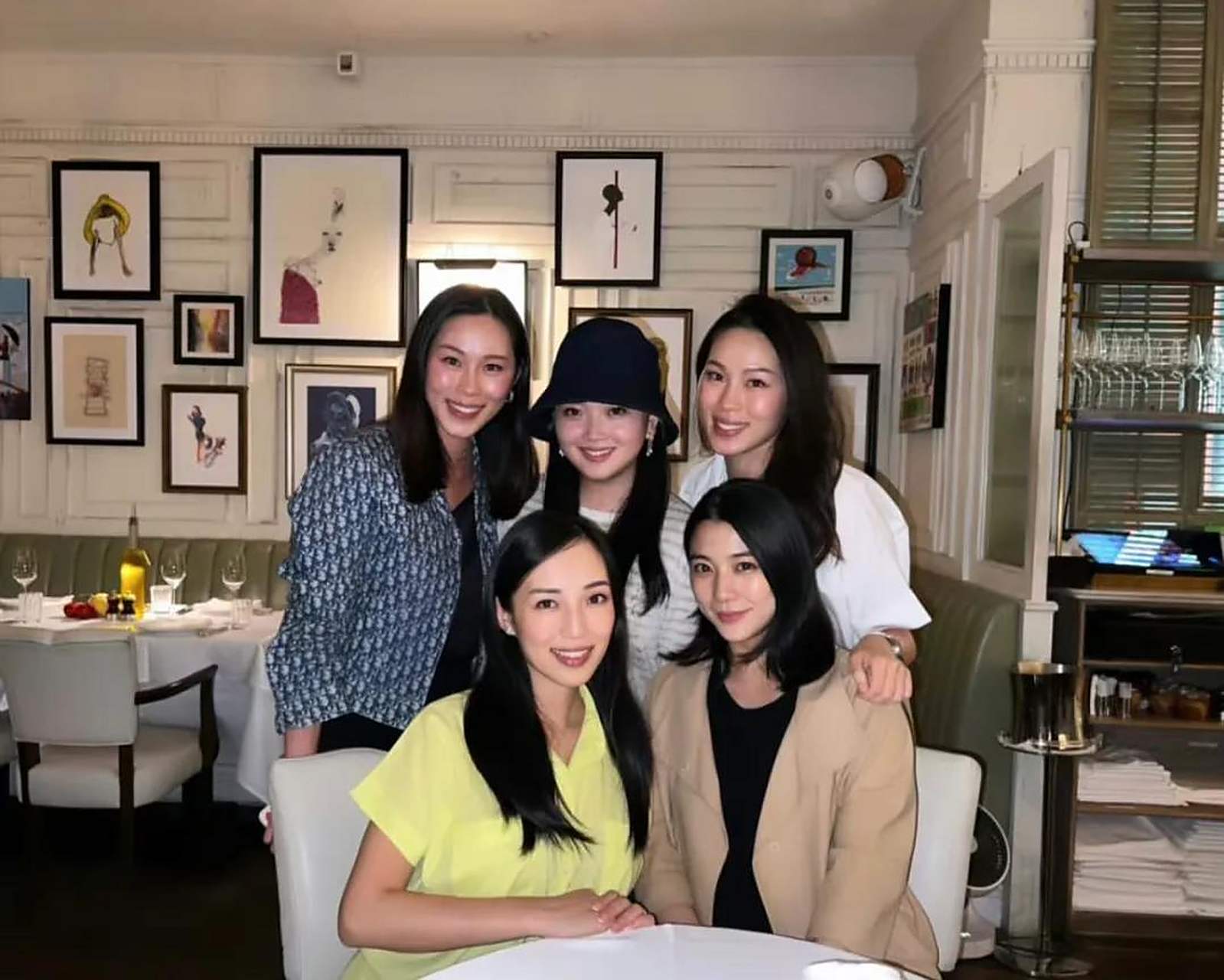 杨咏晴和霍英东孙女霍咏诗是少年时认识,她们年龄相当,和霍启人都是