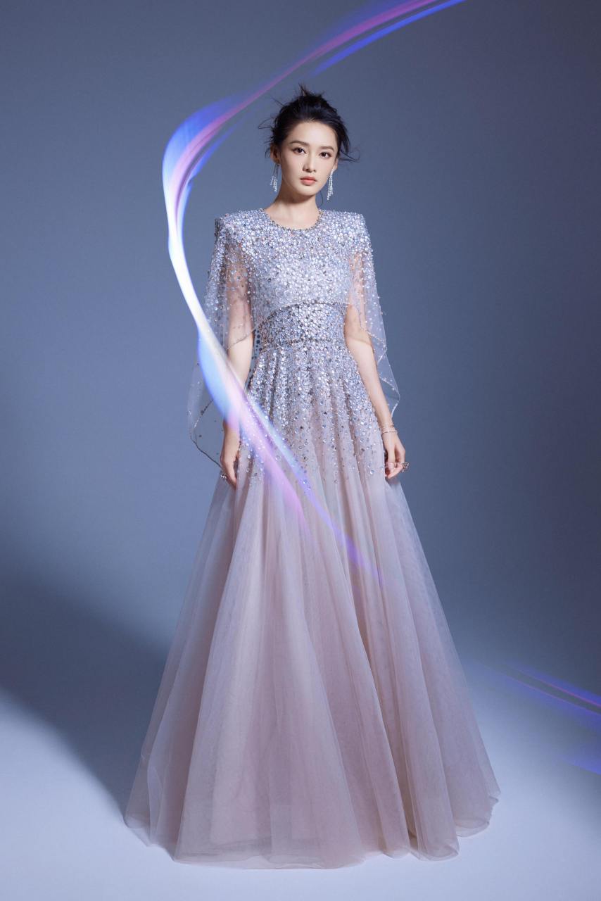 李沁星河蓝亮珠纱裙,星光流溢,斑斓生辉