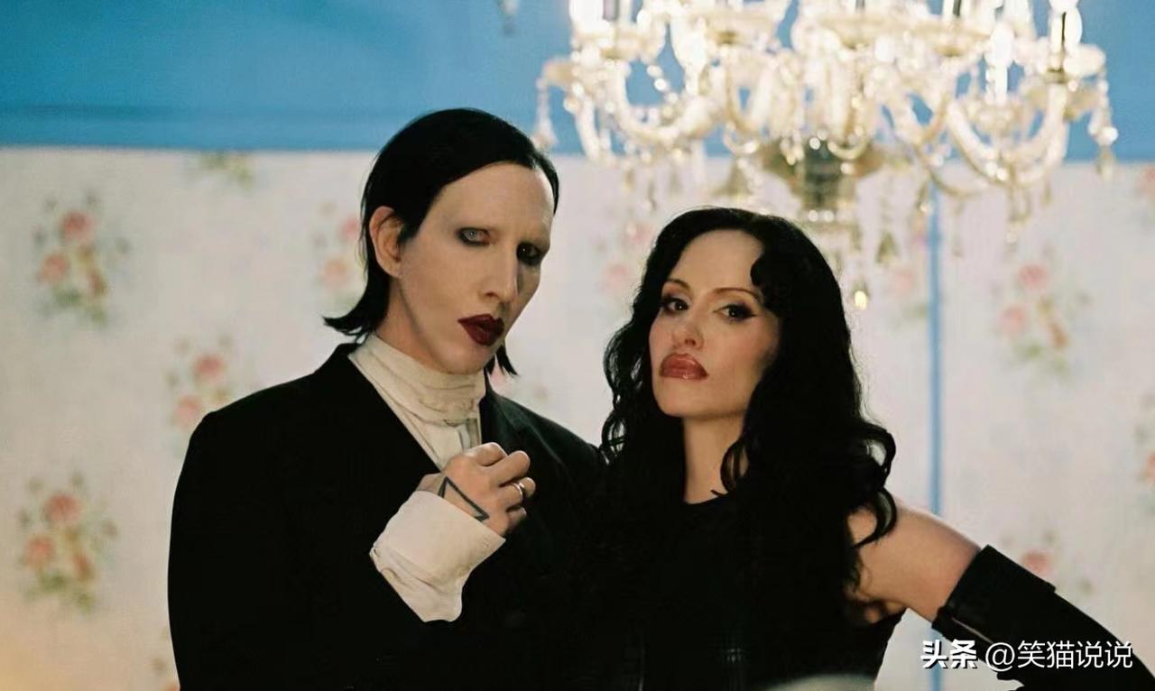 美国摇滚男歌手玛丽莲曼森与他的现任妻子的圣诞节合照,这几张都很有