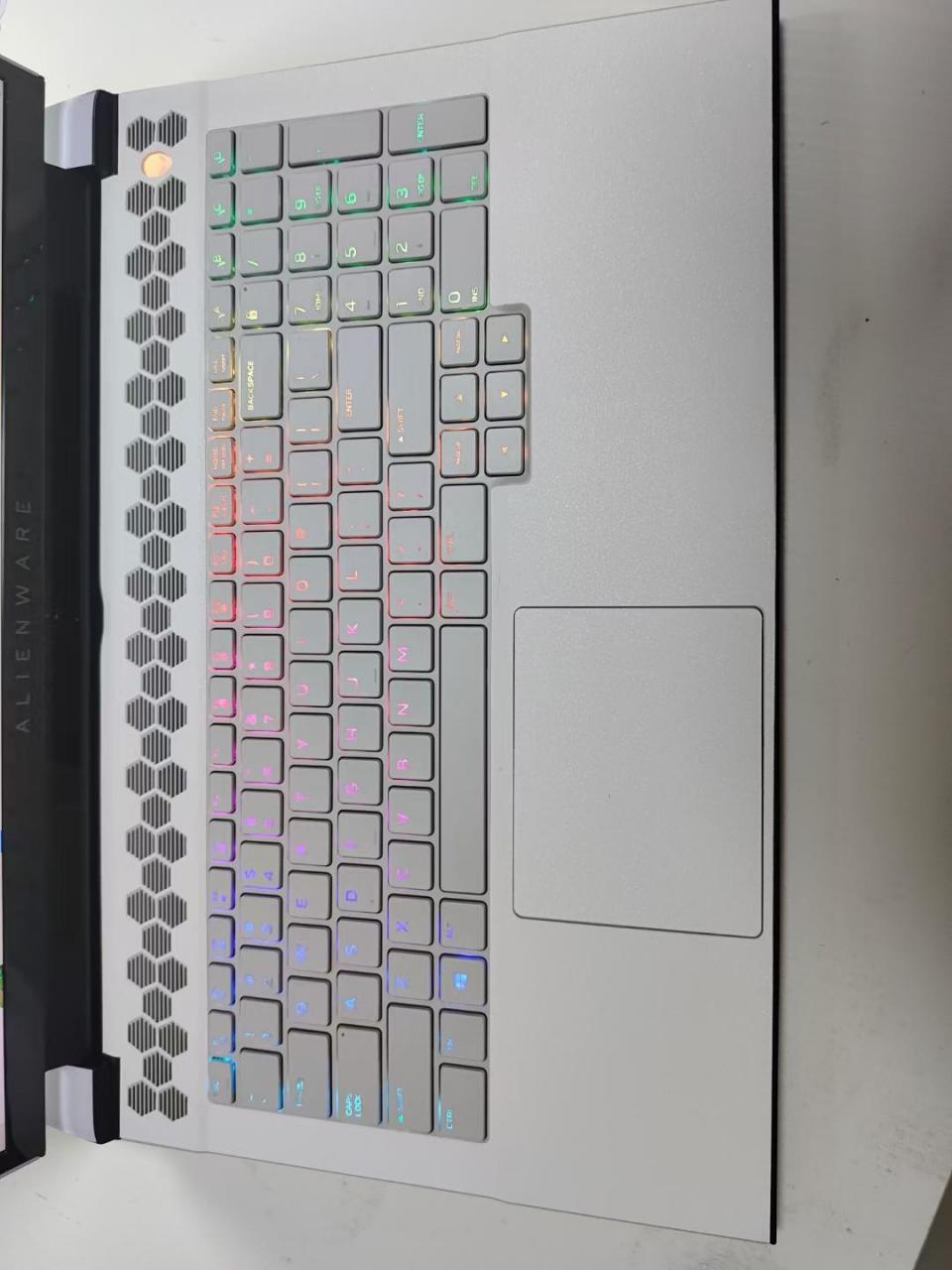 4777元,白色外星人m17r2大屏高配版游戏本.rtx2070 8g独显.