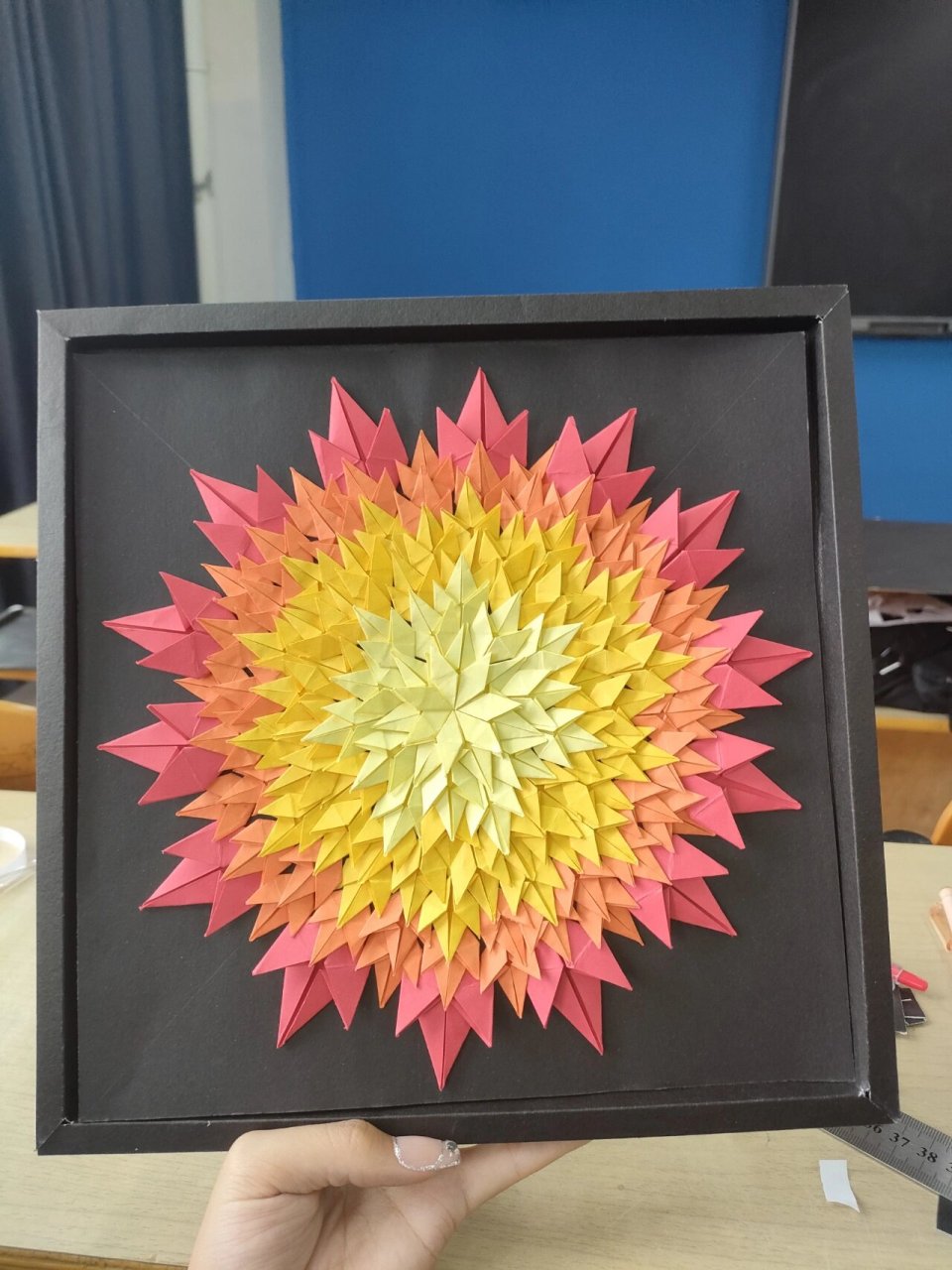 立体构成作业 仿生半立体 猫猫和花是衍纸 后面的是折的一个个按颜色