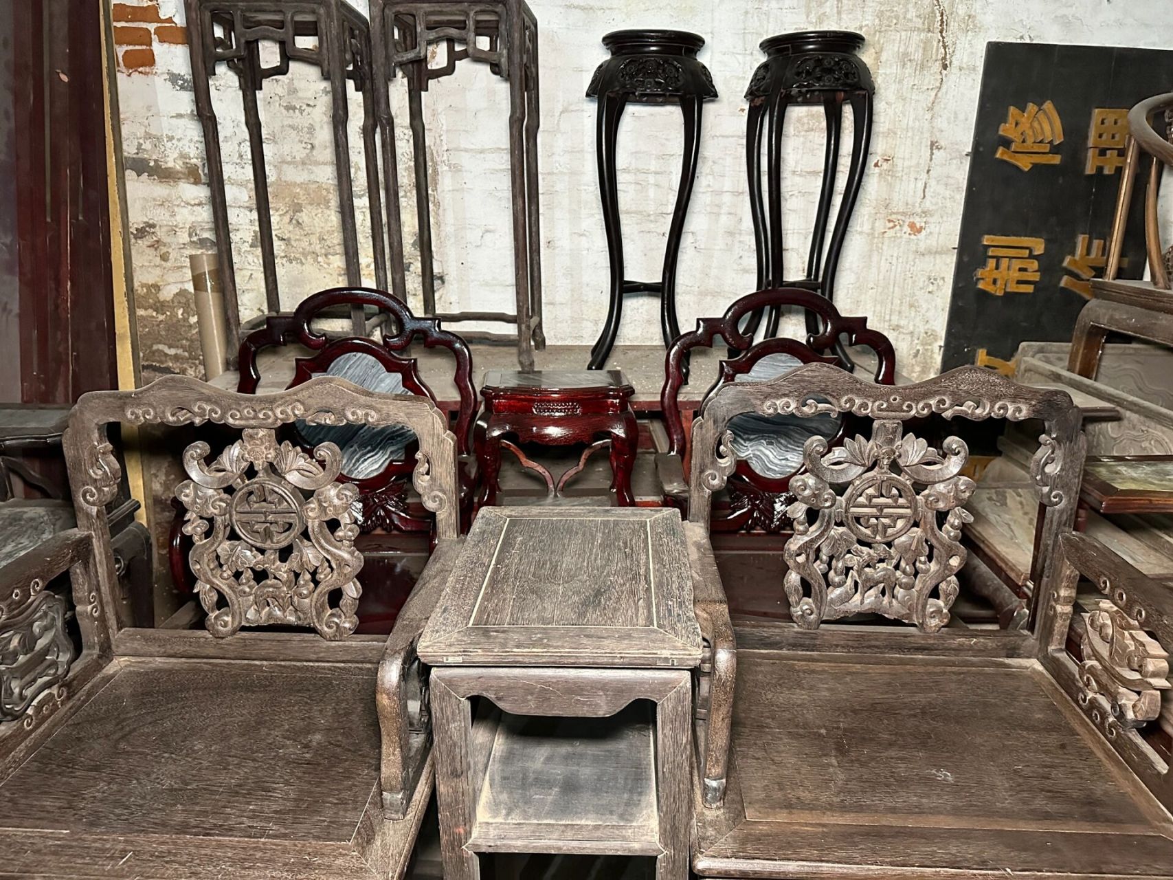 清代铁力木坤甸太师椅 这是两张张清代的坤甸木太师椅子,是古家具中