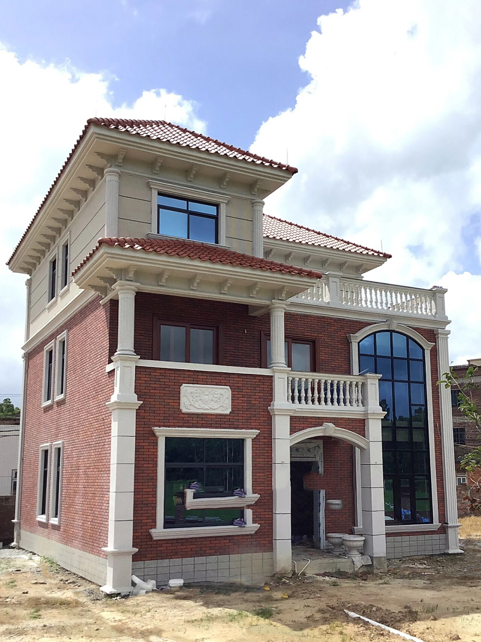 据业主要求外墙选用红白颜色搭配,外墙砖铺贴好的效果,业主也是相当