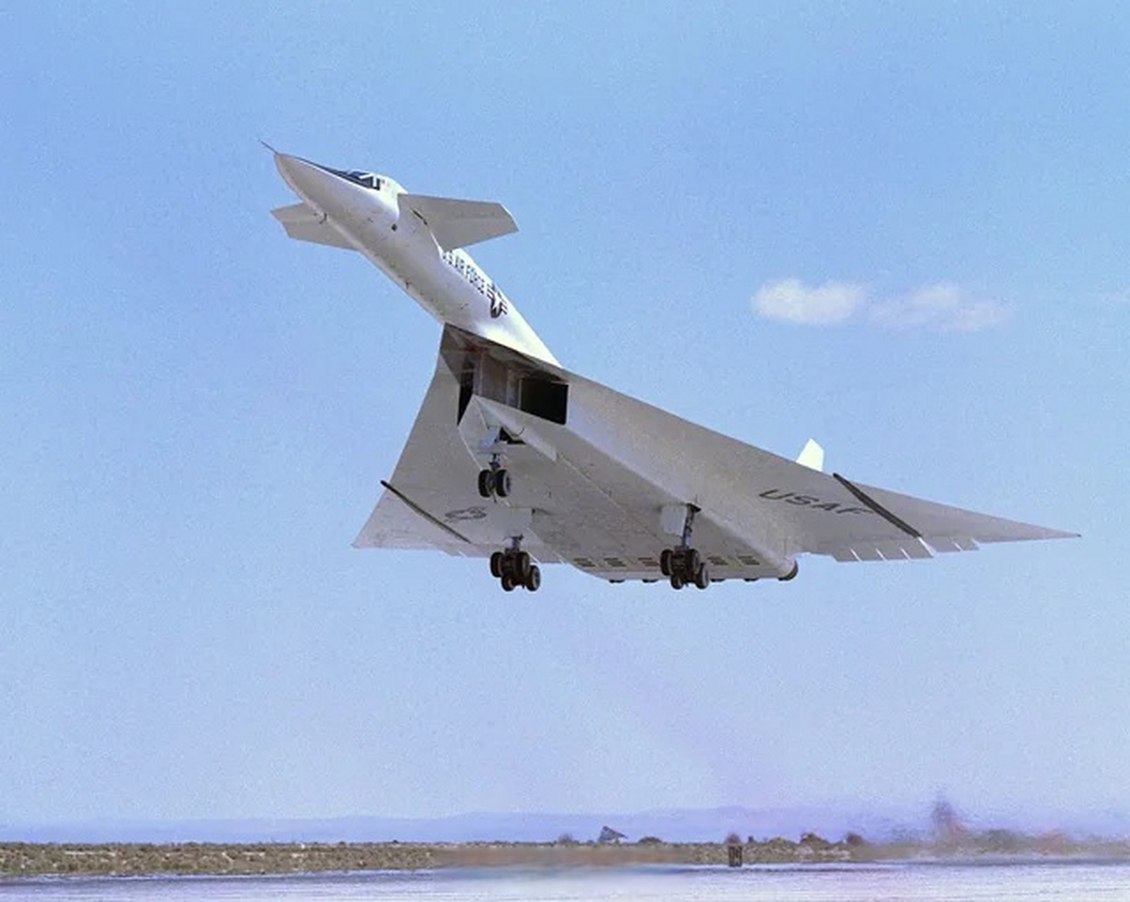 微博公开课# #趣聊军事圈# 美国的白天鹅——xb-70女武神轰炸机