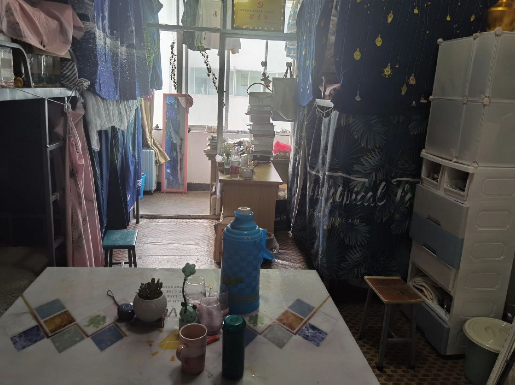 西藏大学的宿舍环境 本科生普遍六人间,是单独的桌子,基本上两个人