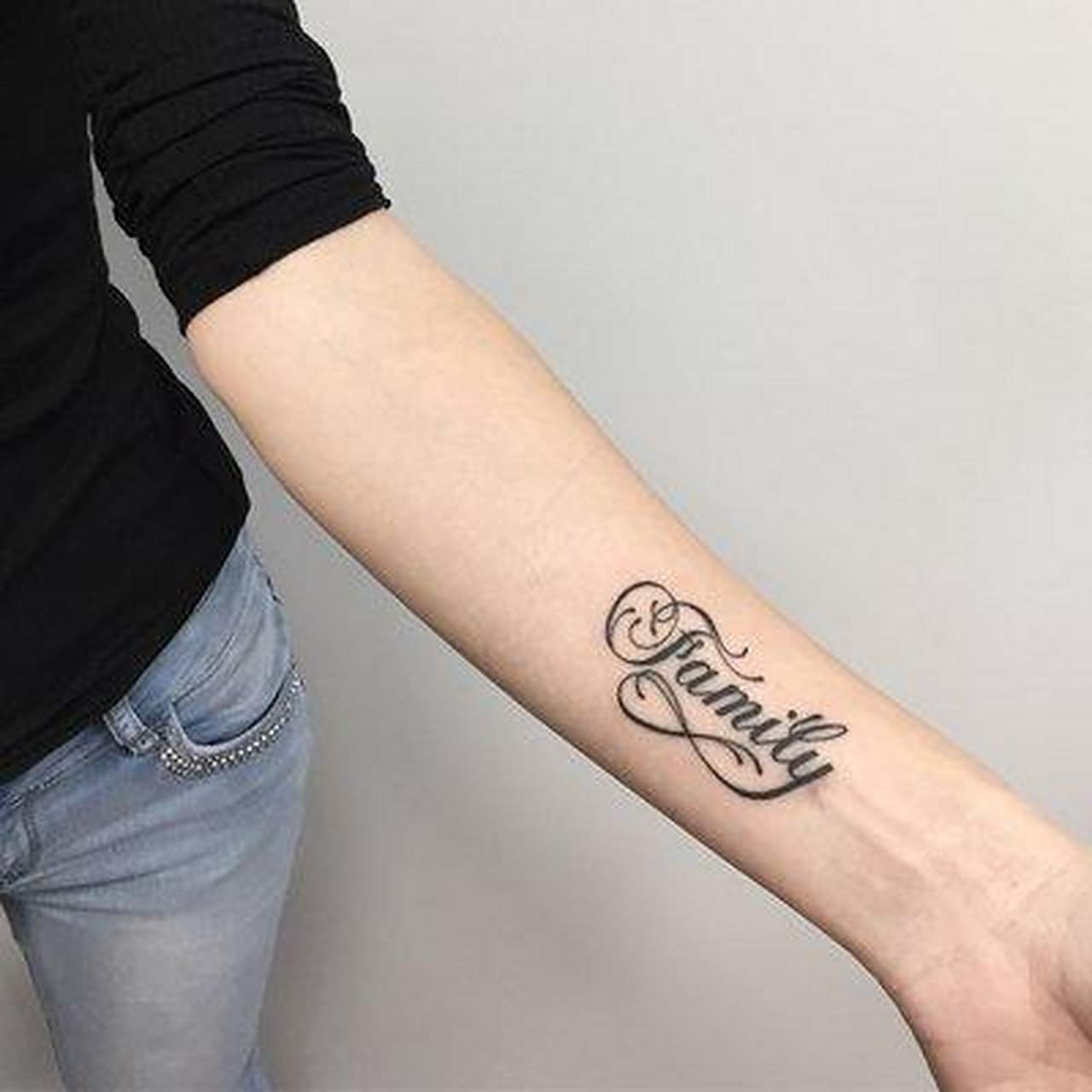 最近,一个精神小伙去参加应聘,结果因为手上的纹身被劝退.