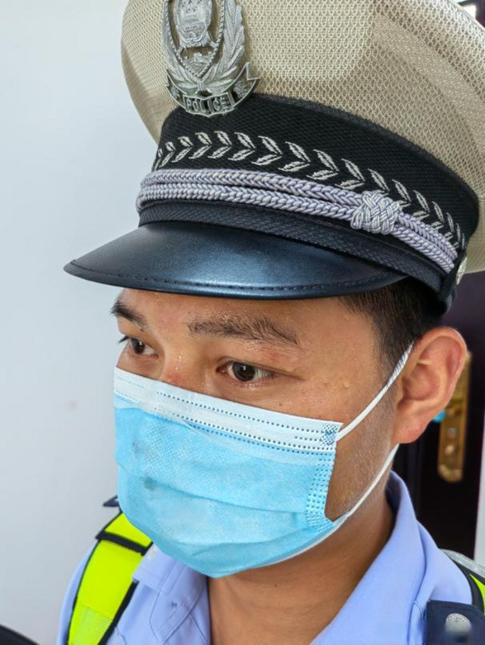 他们只为群众平平安安,只愿社会和谐稳定.让我们为他们点赞!⑦
