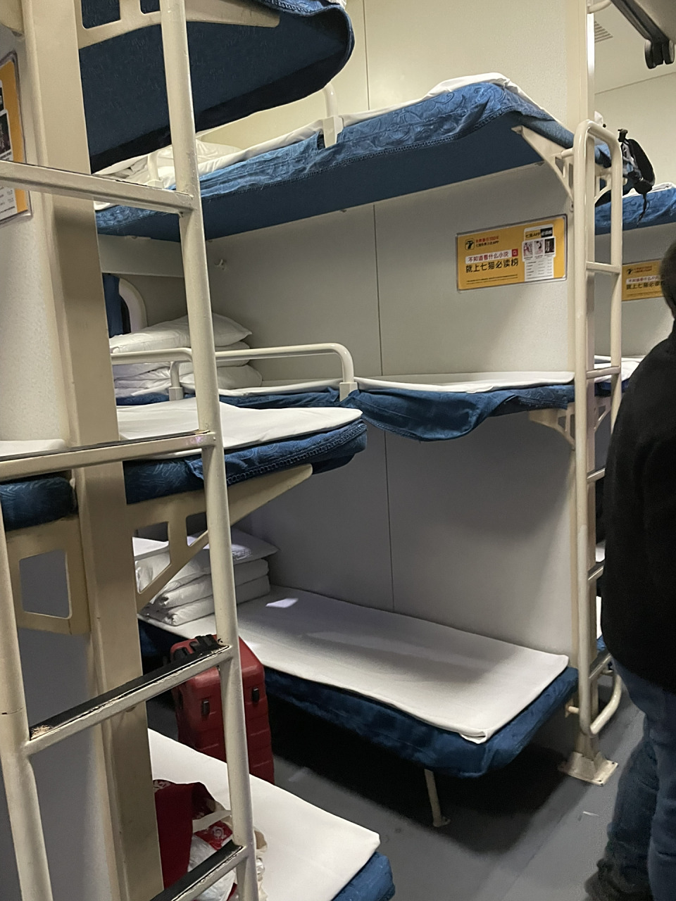 98 女生独自长途出行 乘坐的是08绿皮火车04的话 	 建议买硬卧