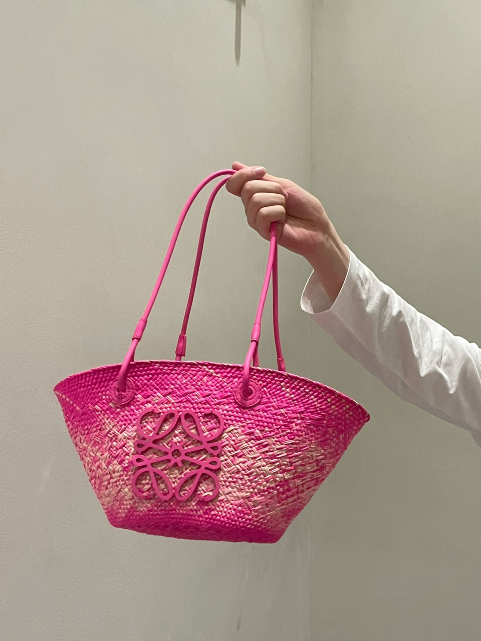 美艳绝伦94loewe新款玫红渐变草编包 loewe经典草编包最新玫红渐变