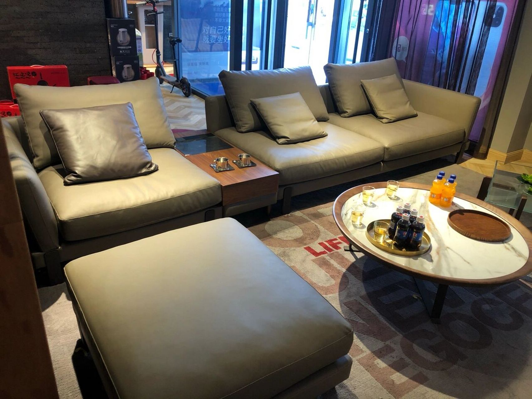 自己喜欢就好!买家具一定要认真跟他讲价格!从五折开始讲