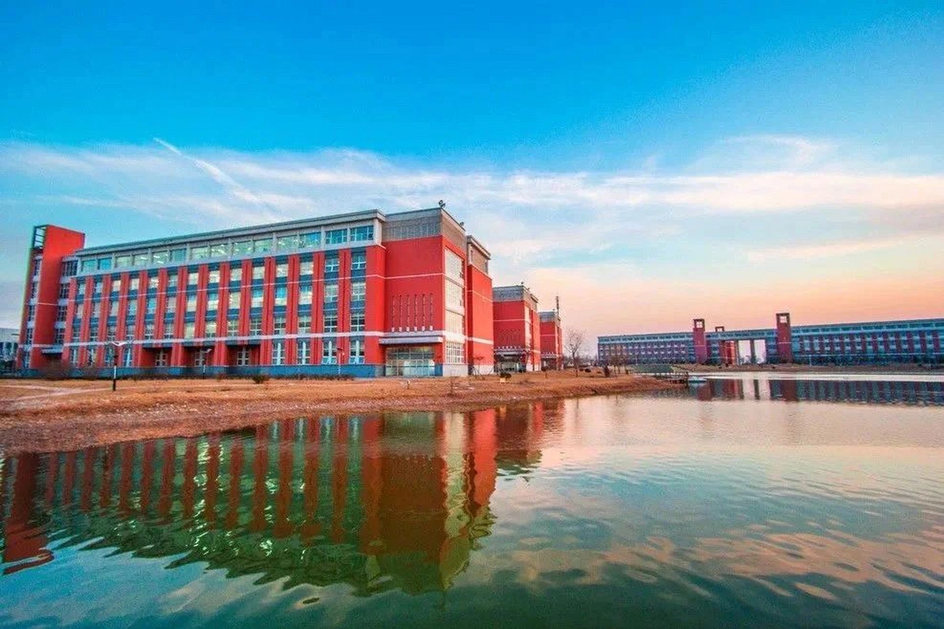 天津仁爱学院 天津仁爱学院是由天津大学和天津市仁爱集团有限公司