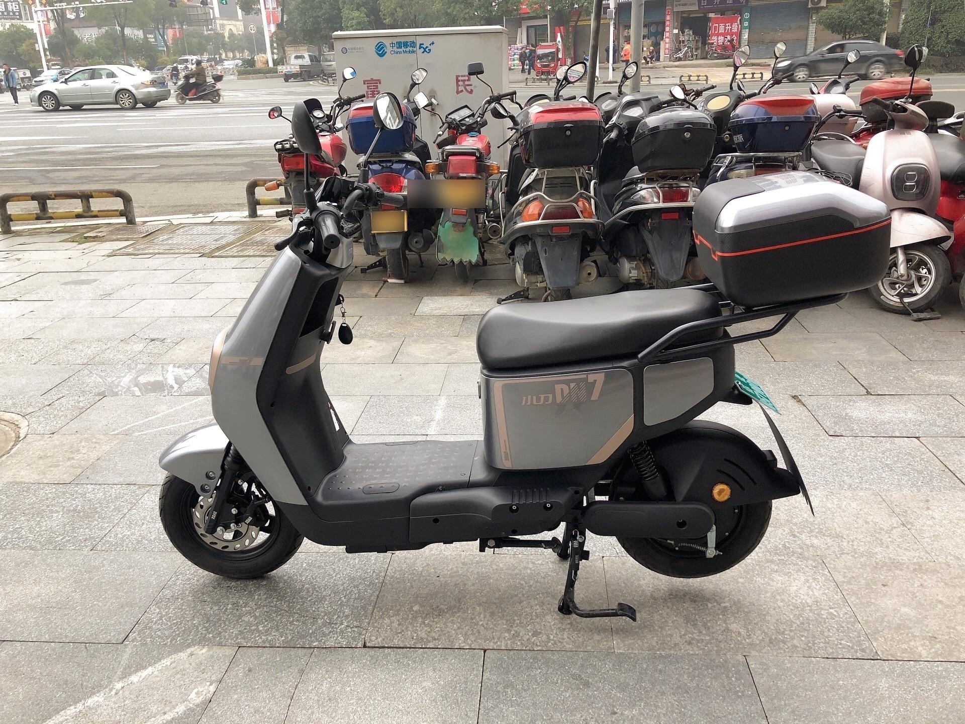 小刀dn7,小绿牌,不要驾驶证,6个大电瓶,安全行驶一千公里,新车什么样