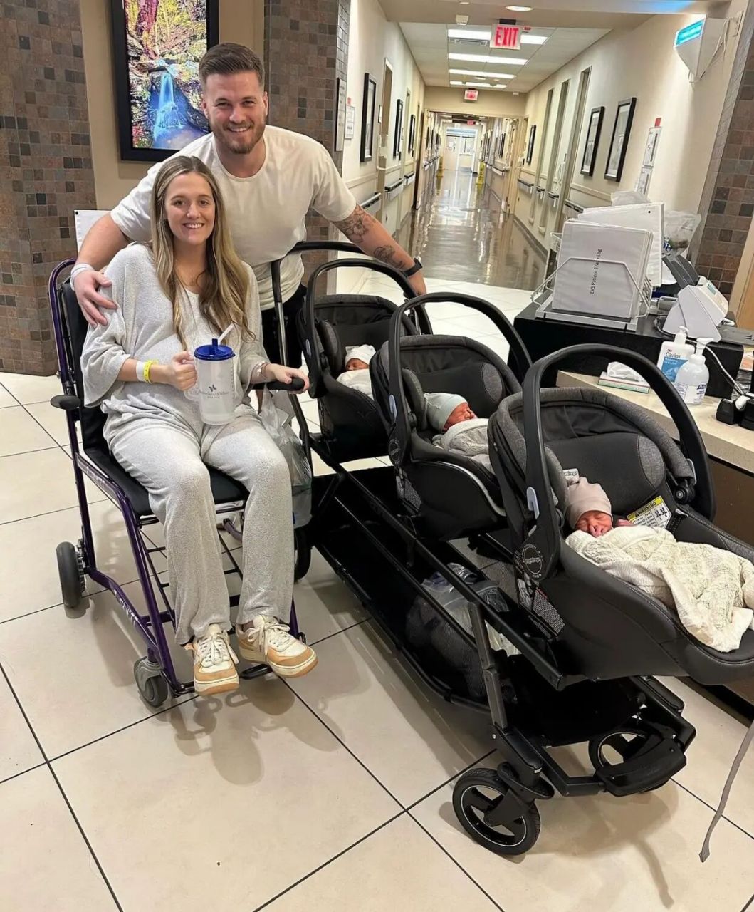 美国的三胞胎宝宝推车设计真好 摄于医院.