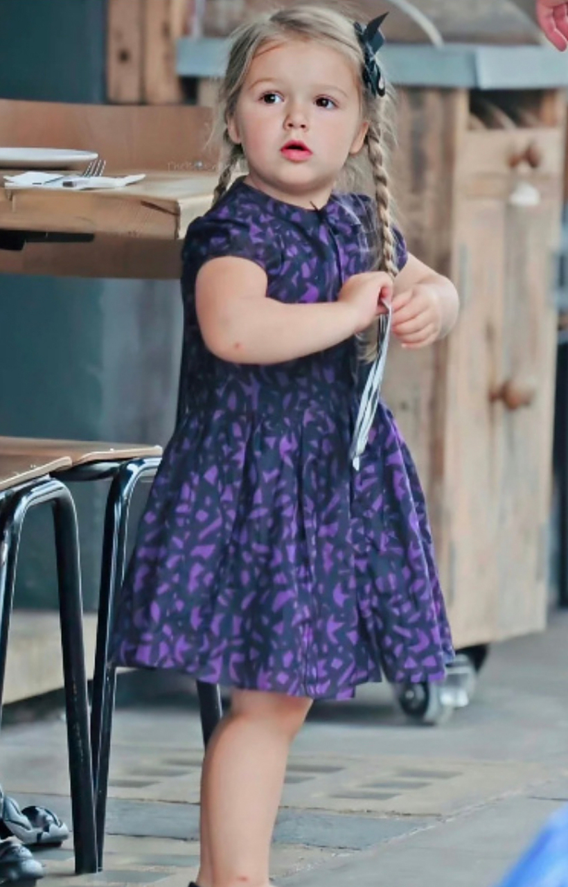 贝克汉姆家的小七小时候的确非常可爱,尤其是他的脸蛋圆圆的,让人忍不