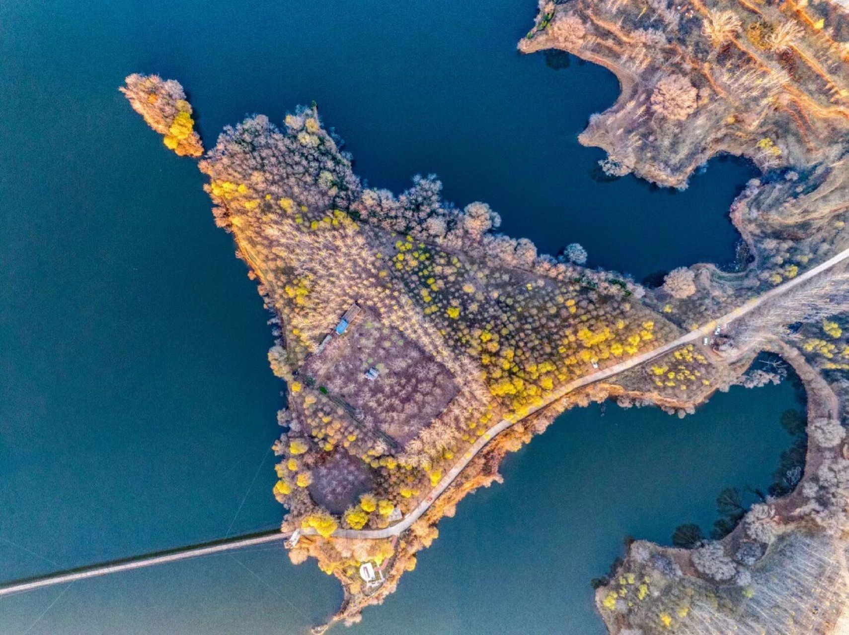 神仙美景之地——长子申村水库 这里是长子申村水库 航拍作者:李德心