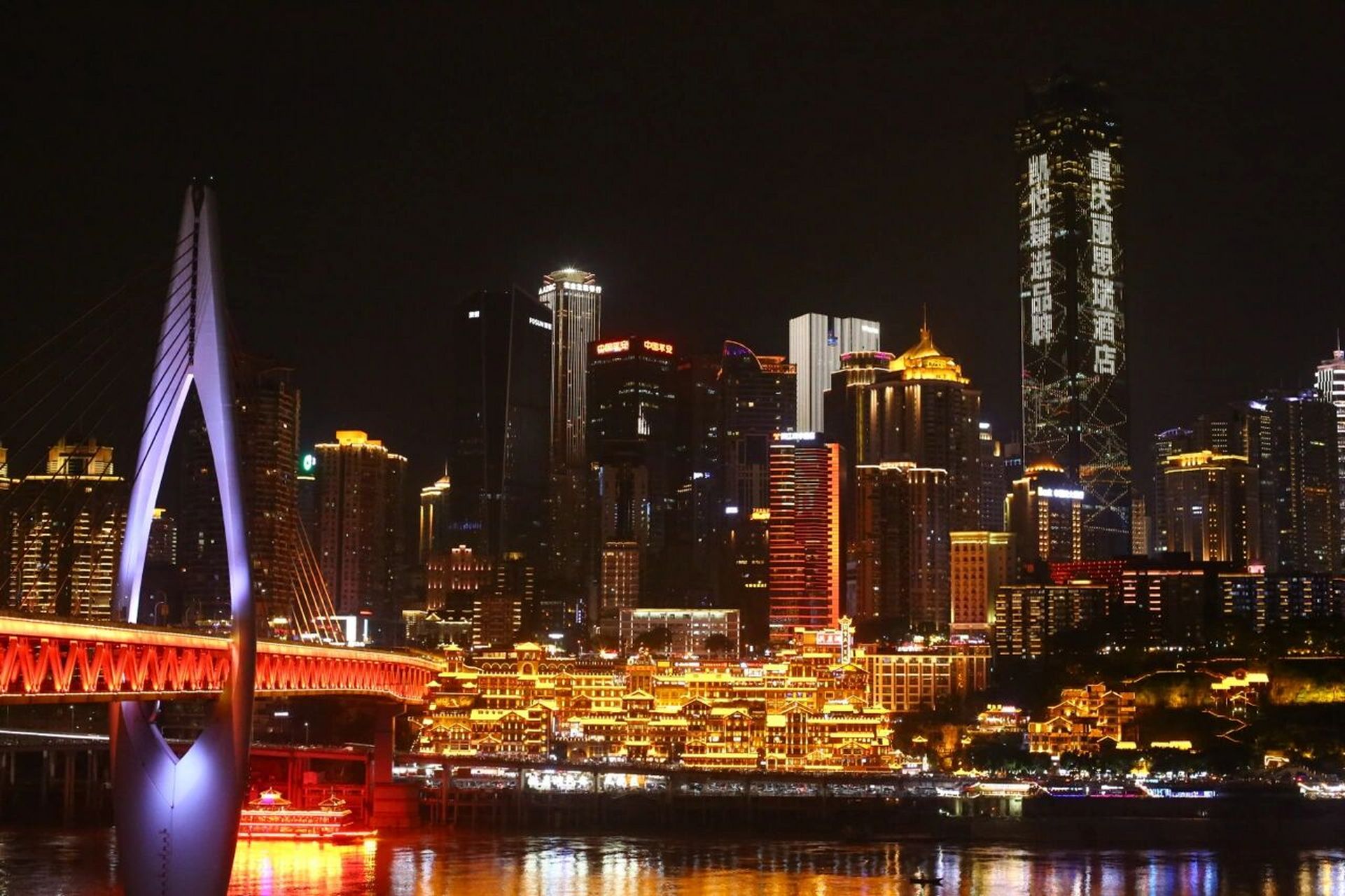 重庆夜晚的洪崖洞夜景,太美了 为了拍这一组照片,绕着千厮门大桥走了