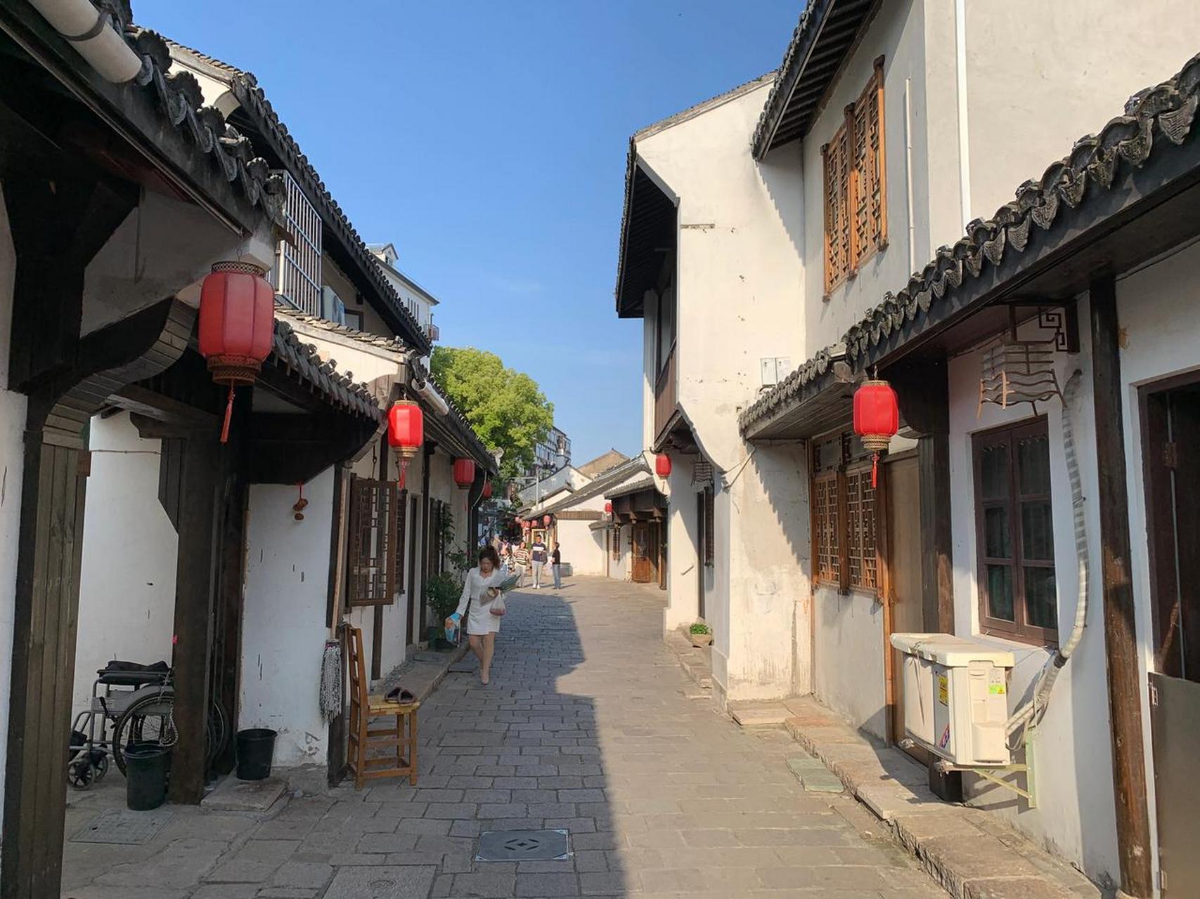 青溪古镇位于奉贤区青村镇南奉公路与人民路交叉口附近,是一座历史