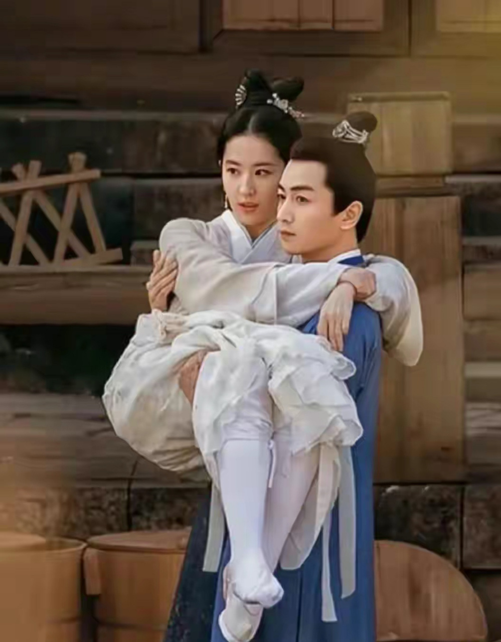 赵丽颖和刘亦菲同样被公主抱,怎么看起来林更新跟端着盘菜一样