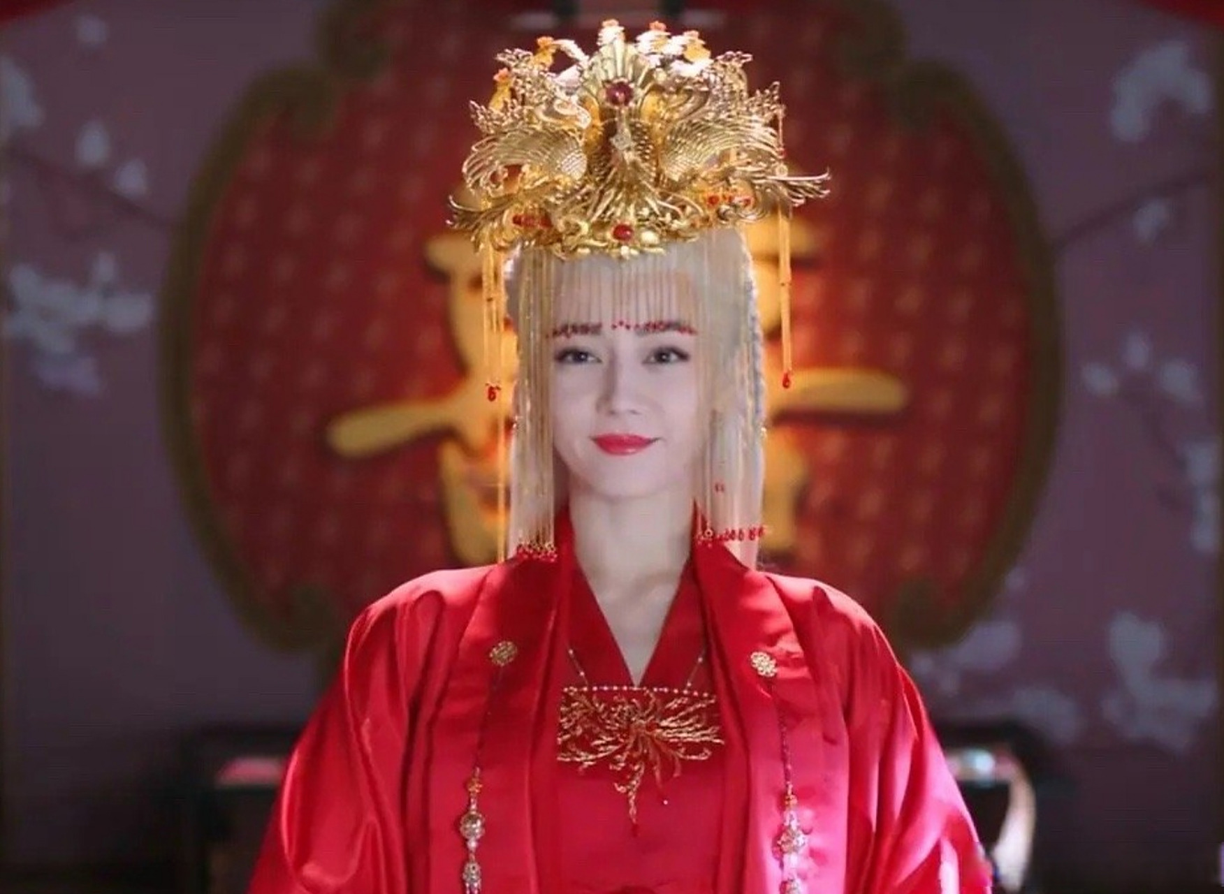 迪丽热巴能不能放弃古装,这次的嫁衣造型真的让人觉得难看,与她之前的