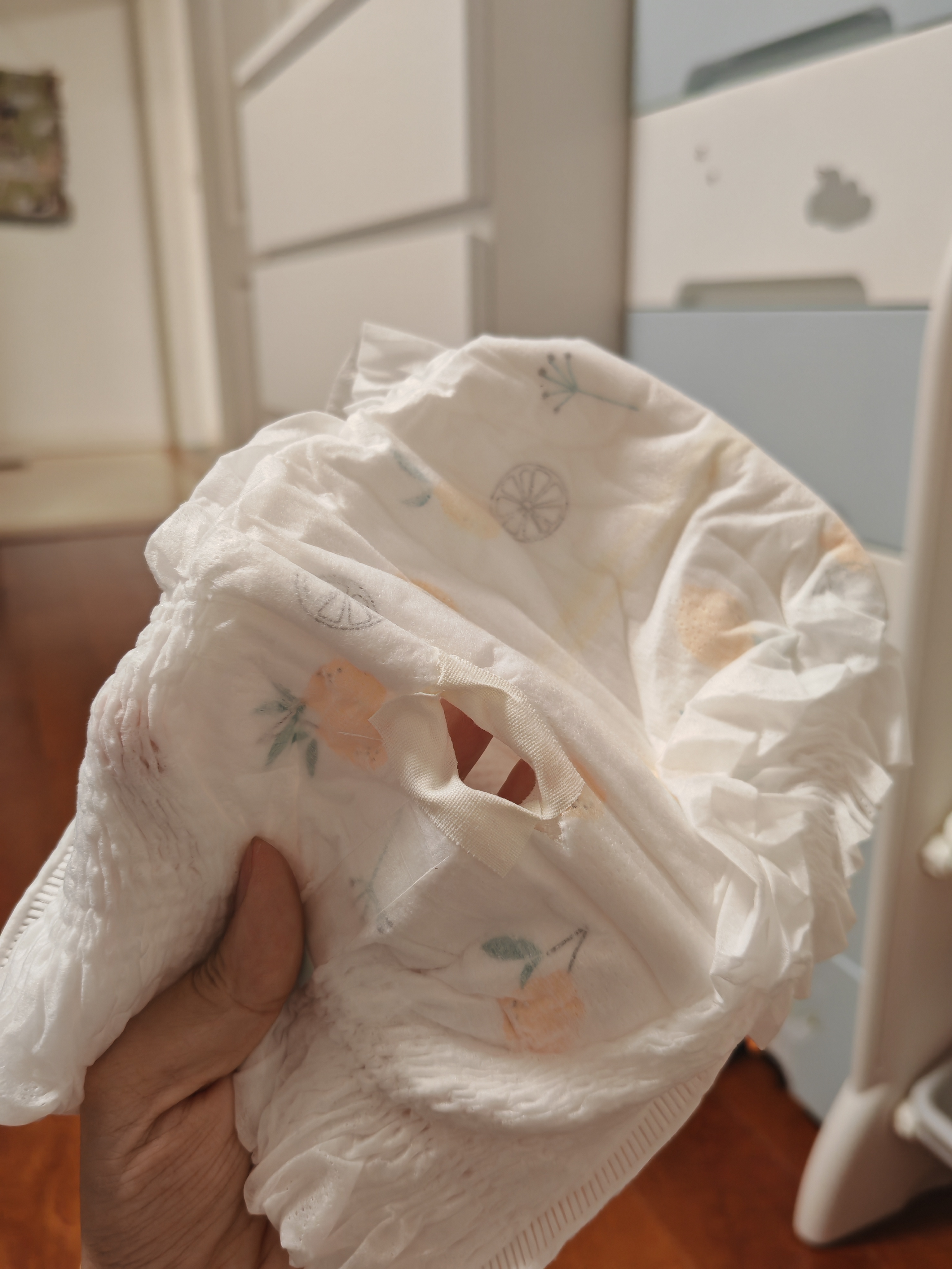 于是我就把拉拉裤改造了,屁股靠上的位置,剪个