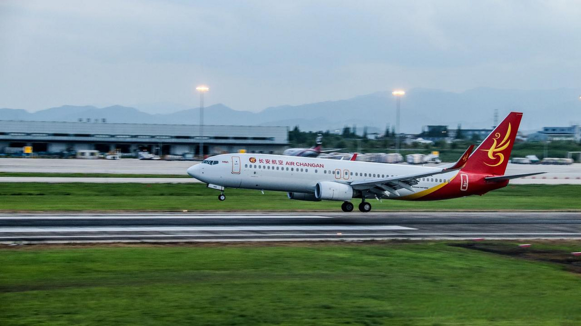 长安航空波音737-800,降落宁波栎社国际机场13跑道.