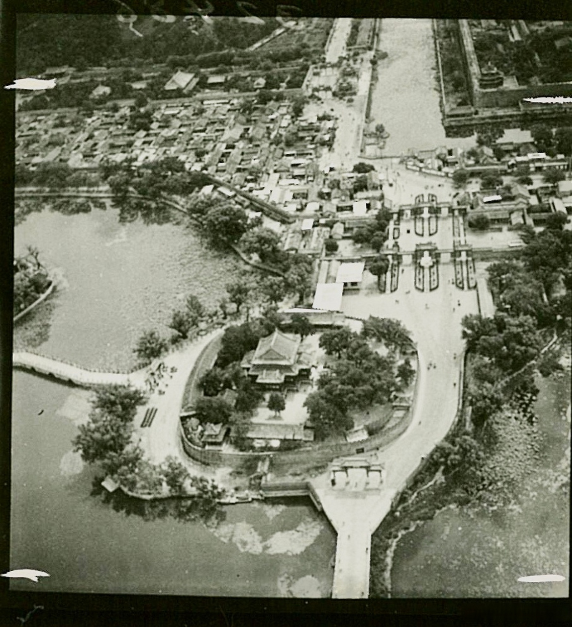 1940年代,鸟瞰北海团城和三座门