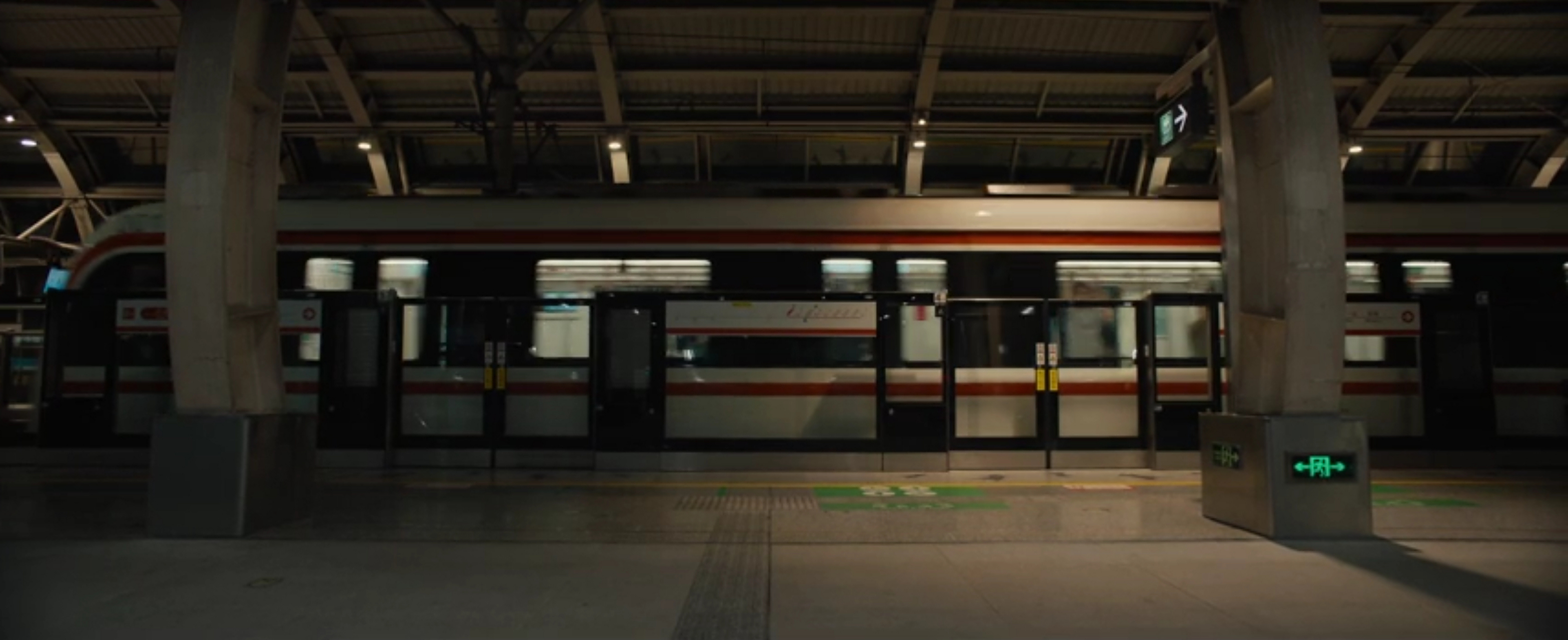 暑期档电影《热烈》最新预告片中,#王一博热烈在地铁上练舞# 这段,在