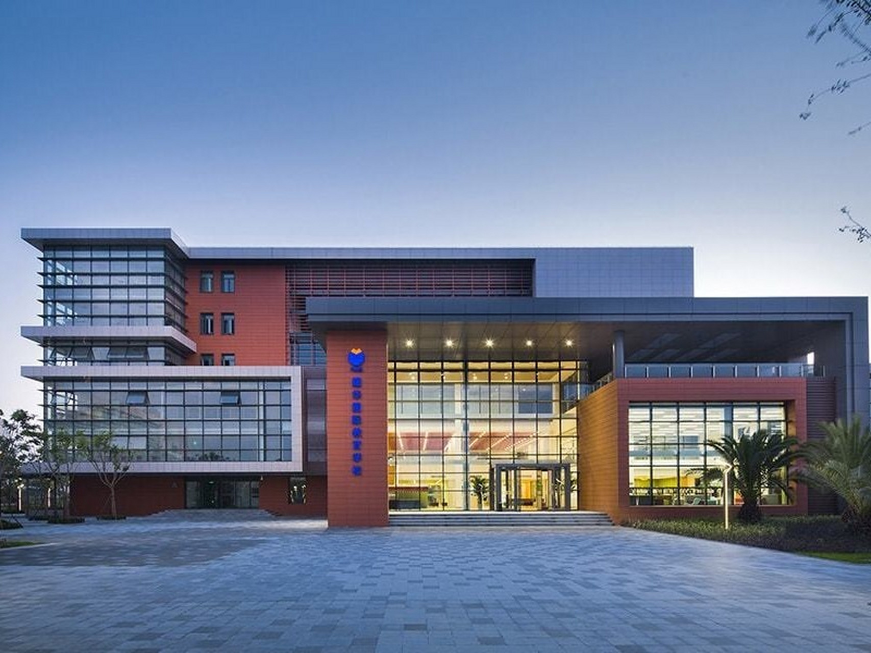 浦东新区民办沪港学校(上海耀华临港校区)位于上海浦东新区临港新城