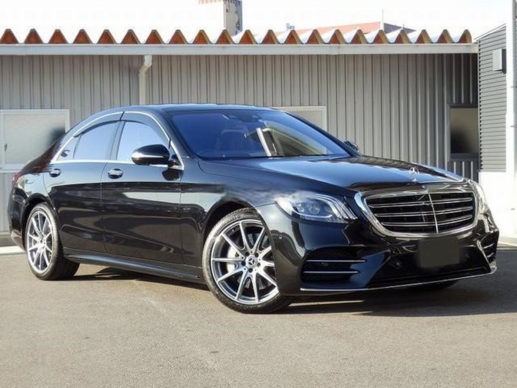 上一代奔驰s560,在港口居然还有新车在售~v8引擎的库存车国六排放