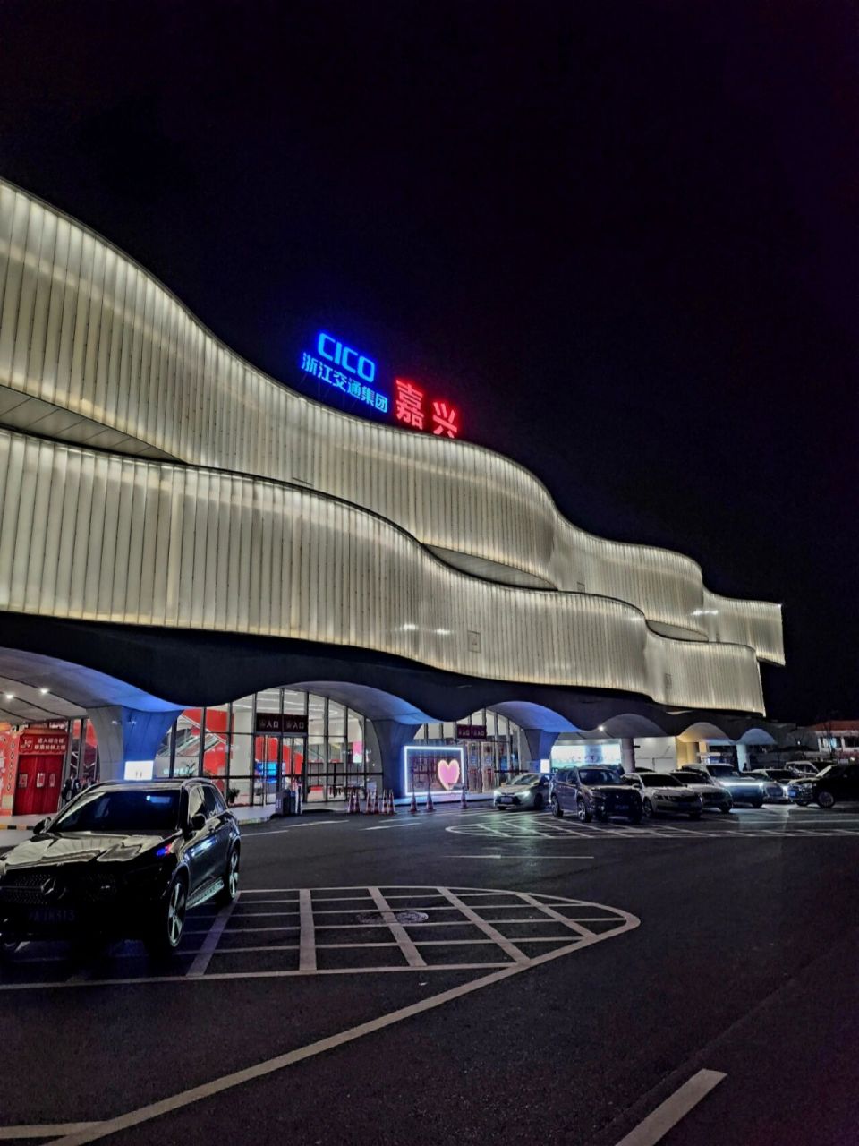 中国最美服务区 今天开车青岛到绍兴,路过嘉兴服务区,果然是财大气粗