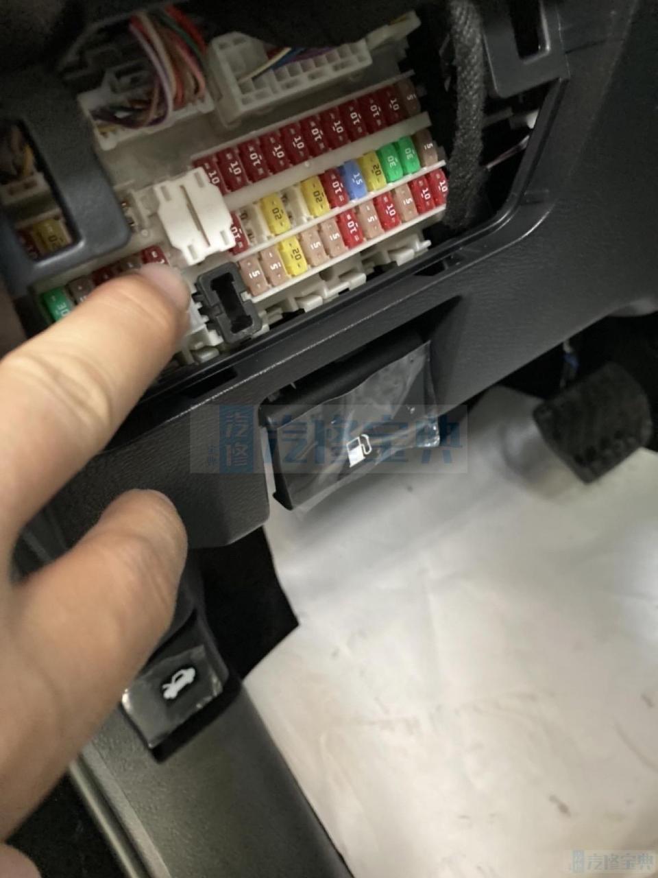 新款天籁仪表显示:处于运输模式请按下切断开关; 在室内保险丝盒找到