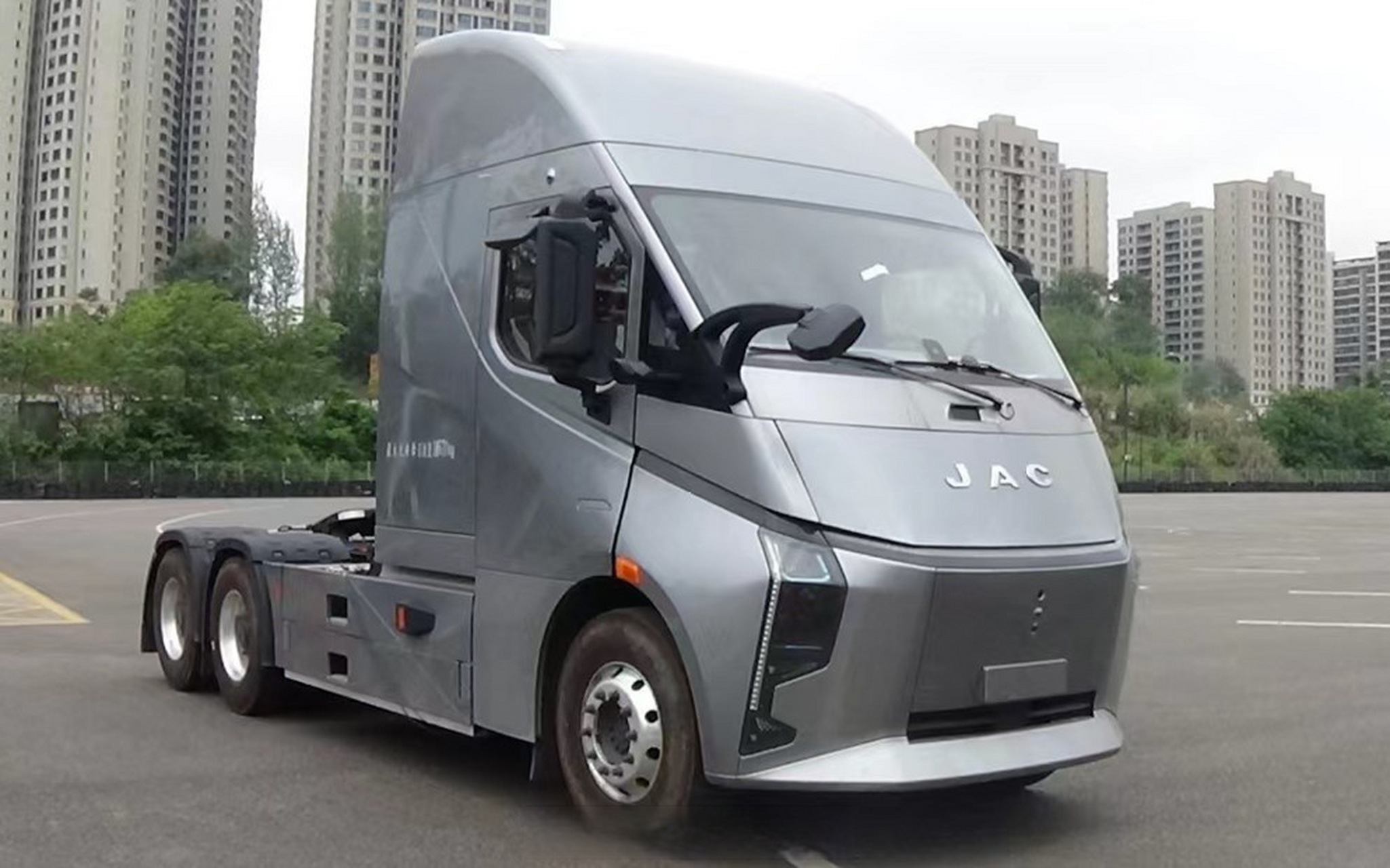 去工信部瞄了一眼,江淮居然悄咪咪上线了一辆造型科幻的纯电卡车,看着