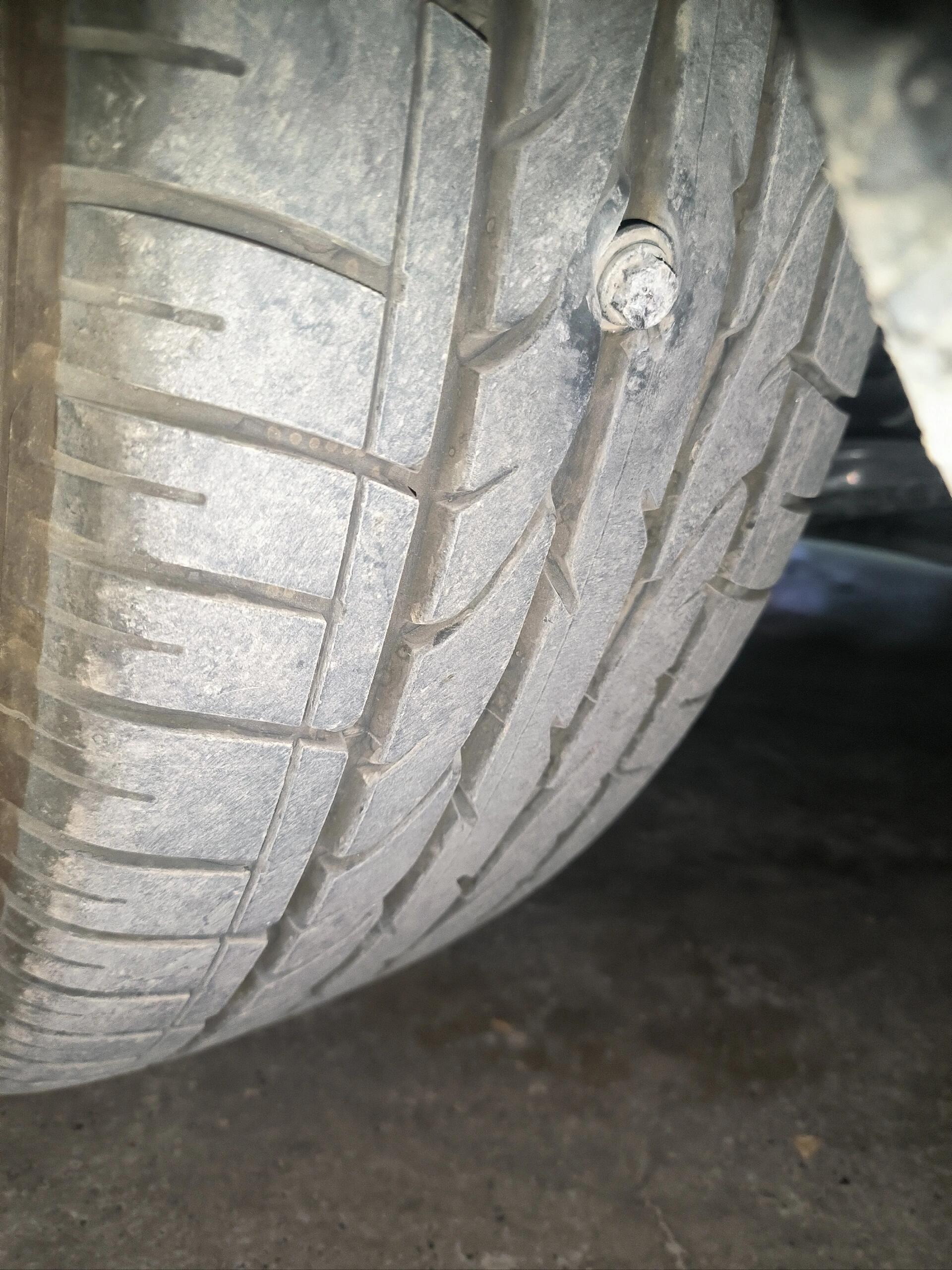 车轮胎扎了钉子