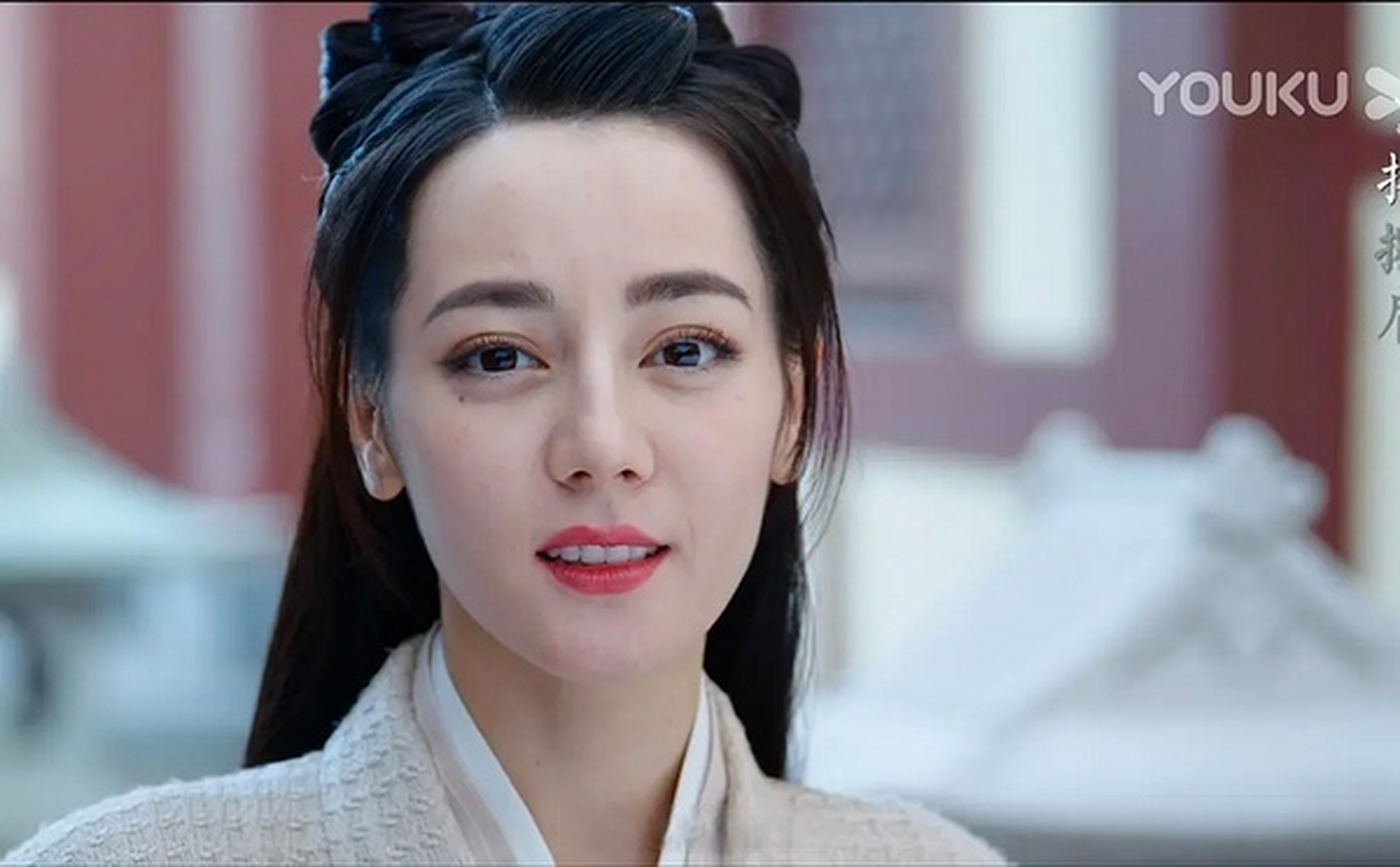 热巴古装不好看最大问题出现在她的眉毛,本来就是大浓颜还要搞个野生