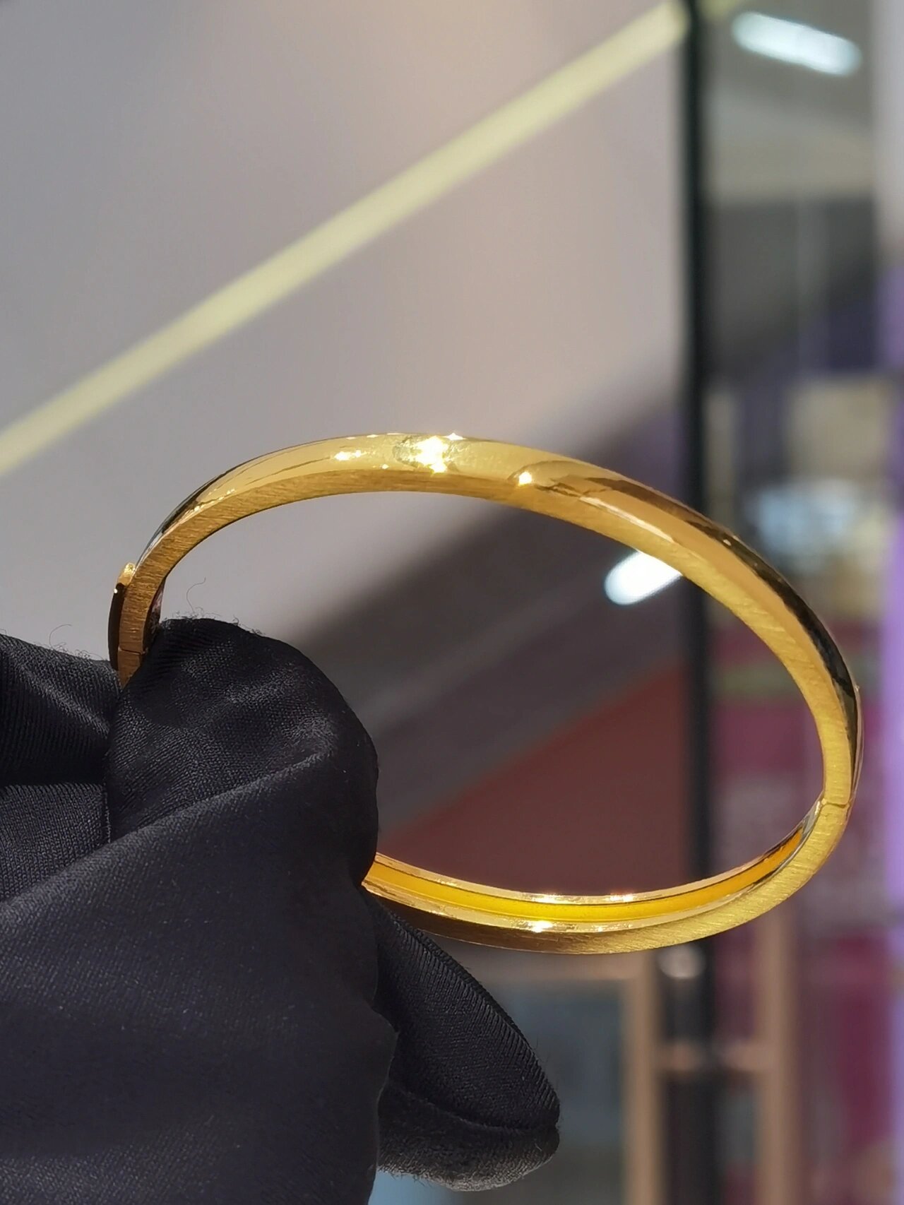 周大福光面实心贵妃黄金手镯