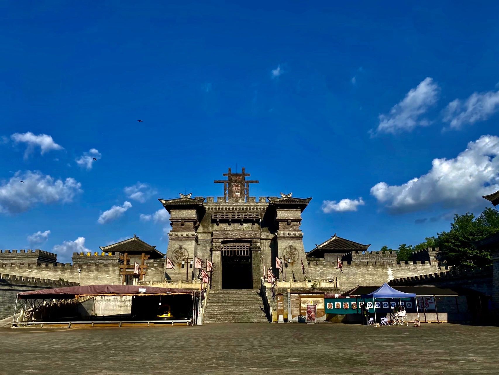 咸宁三国赤壁古战场 三国赤壁古战场位于湖北省咸宁市赤壁市赤壁镇