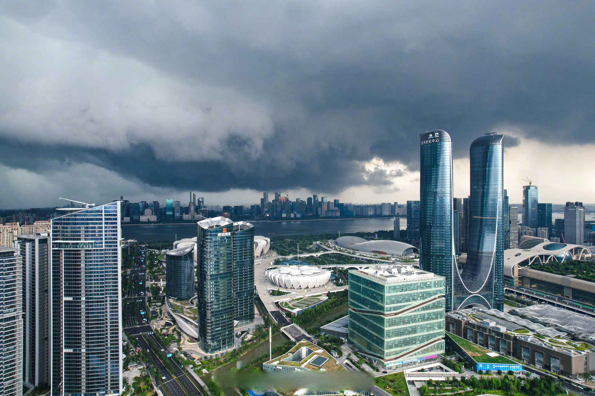 杭州暴雨# 今天散装式盲盒暴雨下的杭州,钱江新城的高楼大厦与乌云